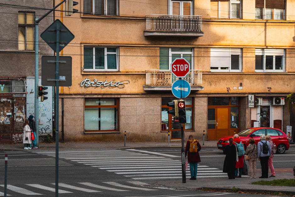 Ulica v Bratislave, blízko skladu Akuna Mata na Mlynských nivách